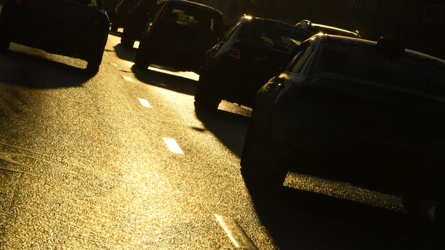 Автомобили на дороге в Москве