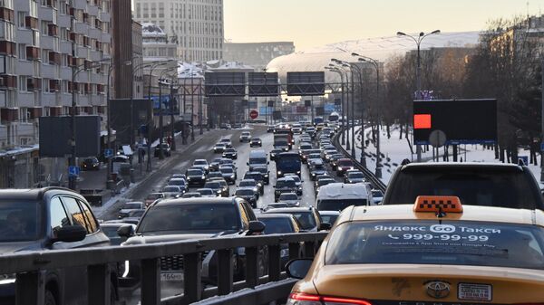 Автомобили на дороге в Москве