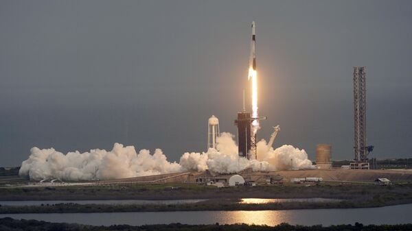 Ракета SpaceX Falcon 9 стартует со стартовой площадки Космического центра Кеннеди. 18 января 2024