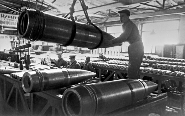 Производство снарядов на одном из ленинградских заводов, 1943 год
