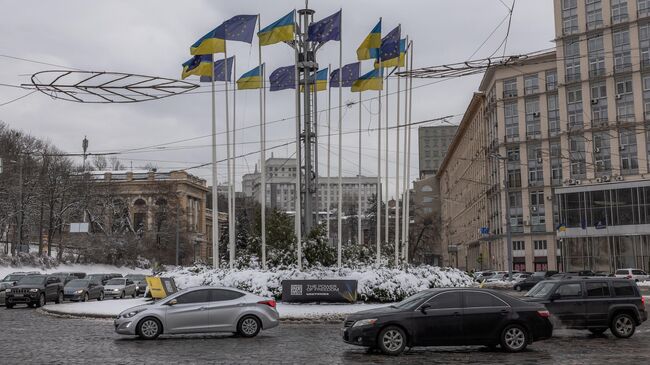 Флаги Украины и Евросоюза на площади в центре Киева