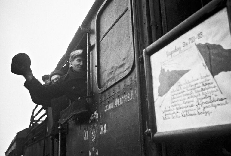 Снятие блокады Ленинграда. Первый поезд, прошедший по Шлиссельбургской железнодорожной линии, которая стала Дорогой Победы. Ленинградская область, 1944 год