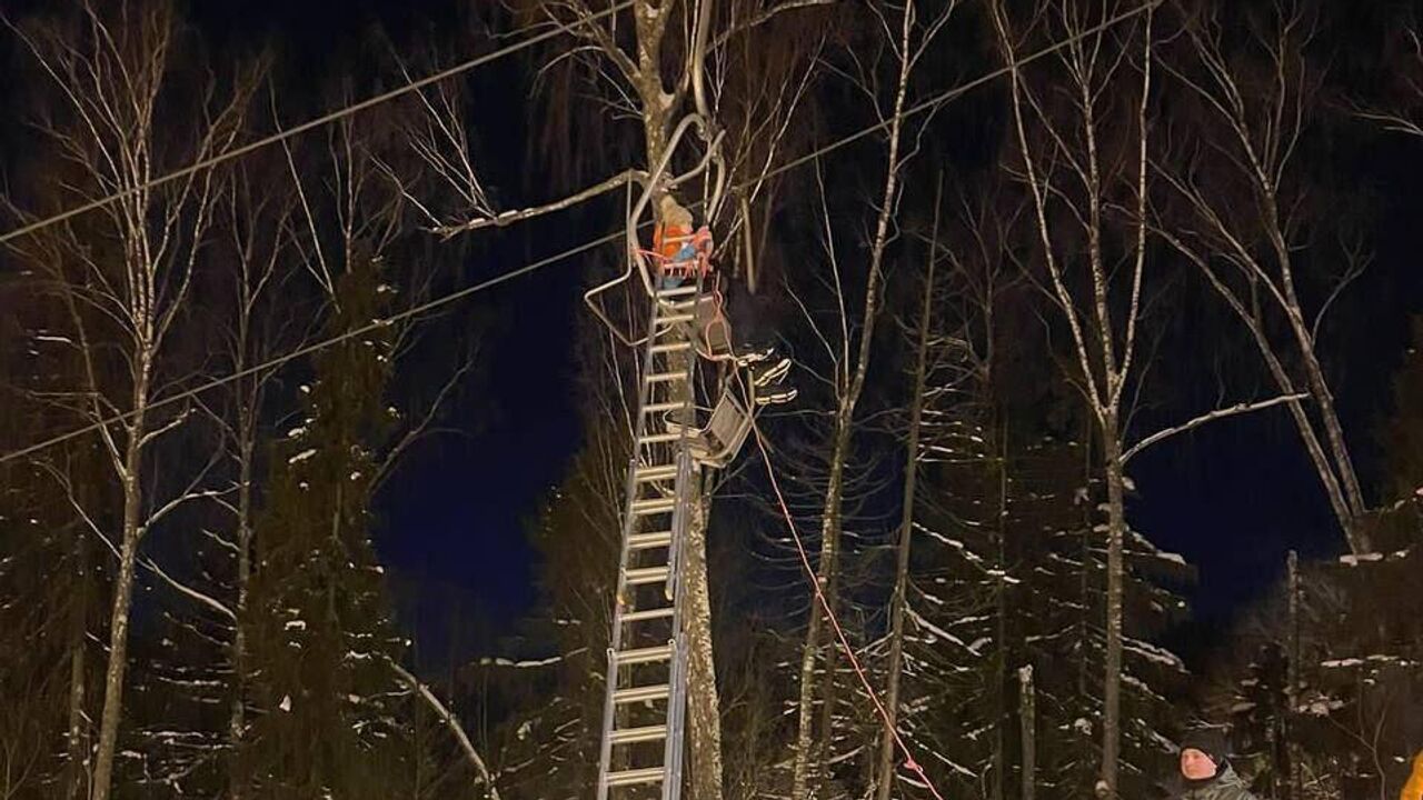 На горнолыжном курорте в Подмосковье остановился подъемник с людьми - РИА  Новости, 19.01.2024