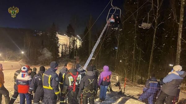 Эвакуация посетителей горнолыжного комплекса в районе деревни Степаново с кресельного подъемника