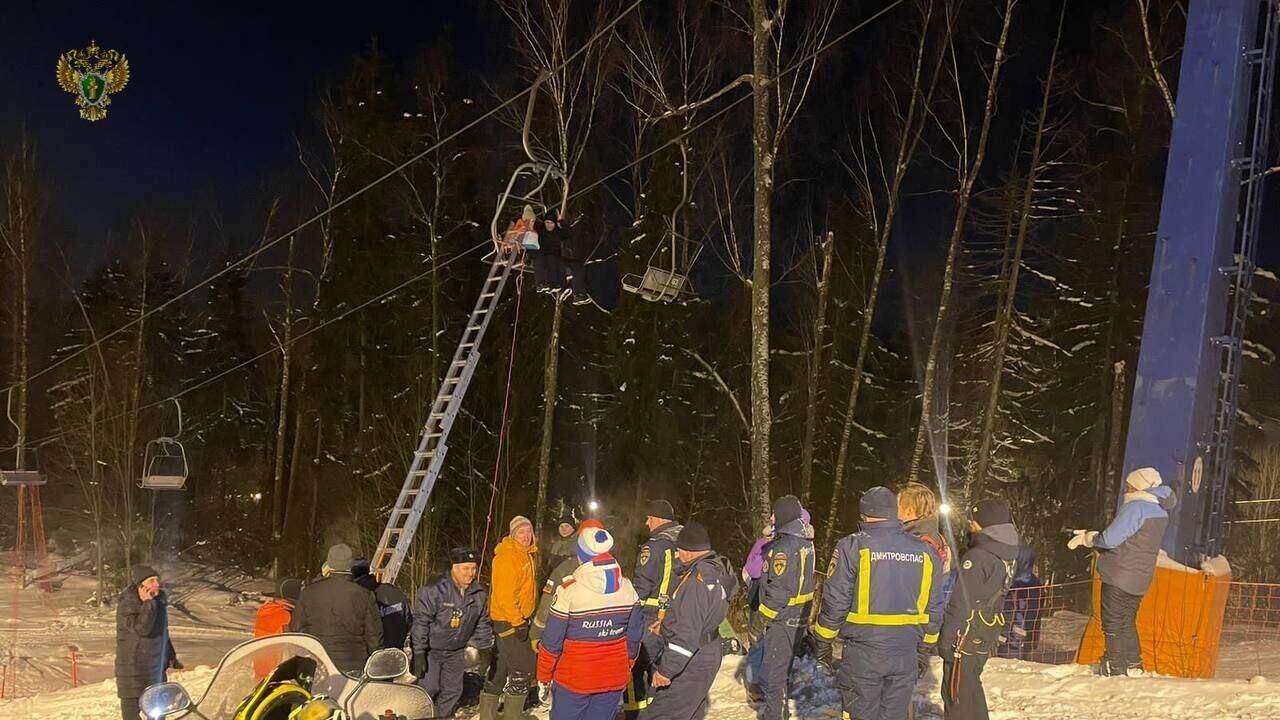 Эвакуация посетителей горнолыжного комплекса в районе деревни Степаново с кресельного подъемника - РИА Новости, 1920, 19.01.2024