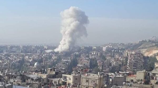 Дым на месте взрыва в Дамаске, Сирия