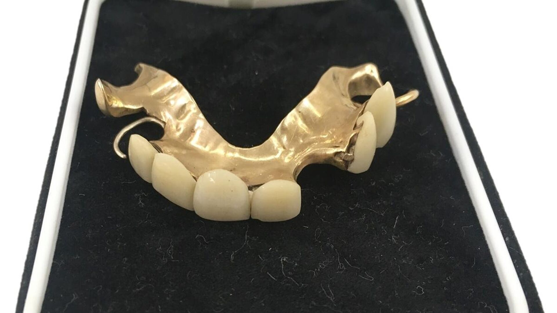 Зубной протез, принадлежавший бывшему премьер-министру Великобритании Уинстону Черчиллю - РИА Новости, 1920, 20.01.2024