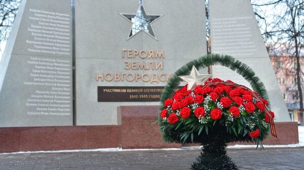 Памятник Героям Советского в Сквере воинской славы Великого Новгорода