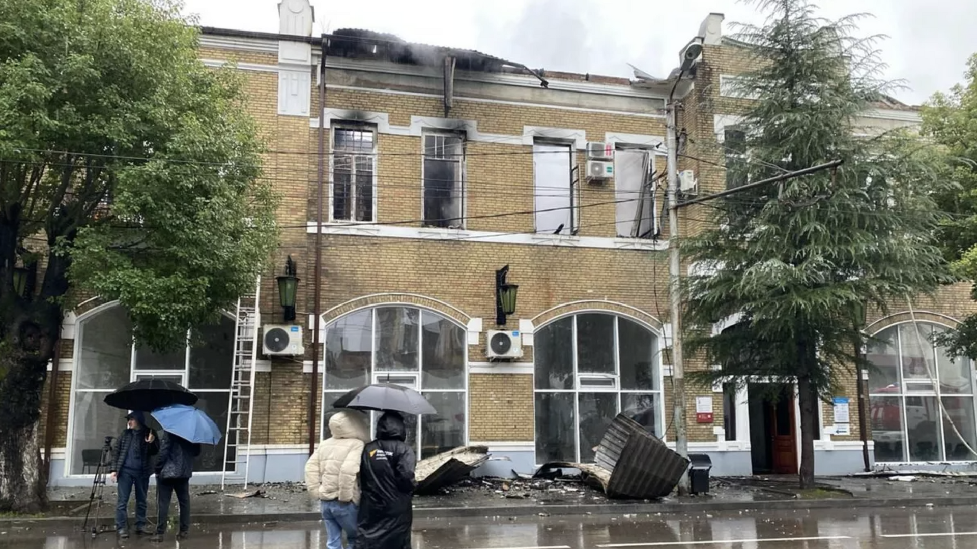 Место пожара в здании Центрального выставочного зала в Сухуме. 21 января 2024 года - РИА Новости, 1920, 21.01.2024