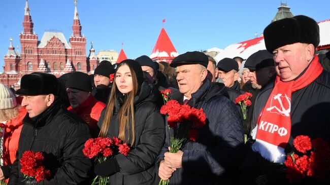 Кандидат от КПРФ на должность президента РФ Николай Харитонов и председатель ЦК КПРФ Геннадий Зюганов на церемонии возложения венков и цветов к Мавзолею В. И. Ленина