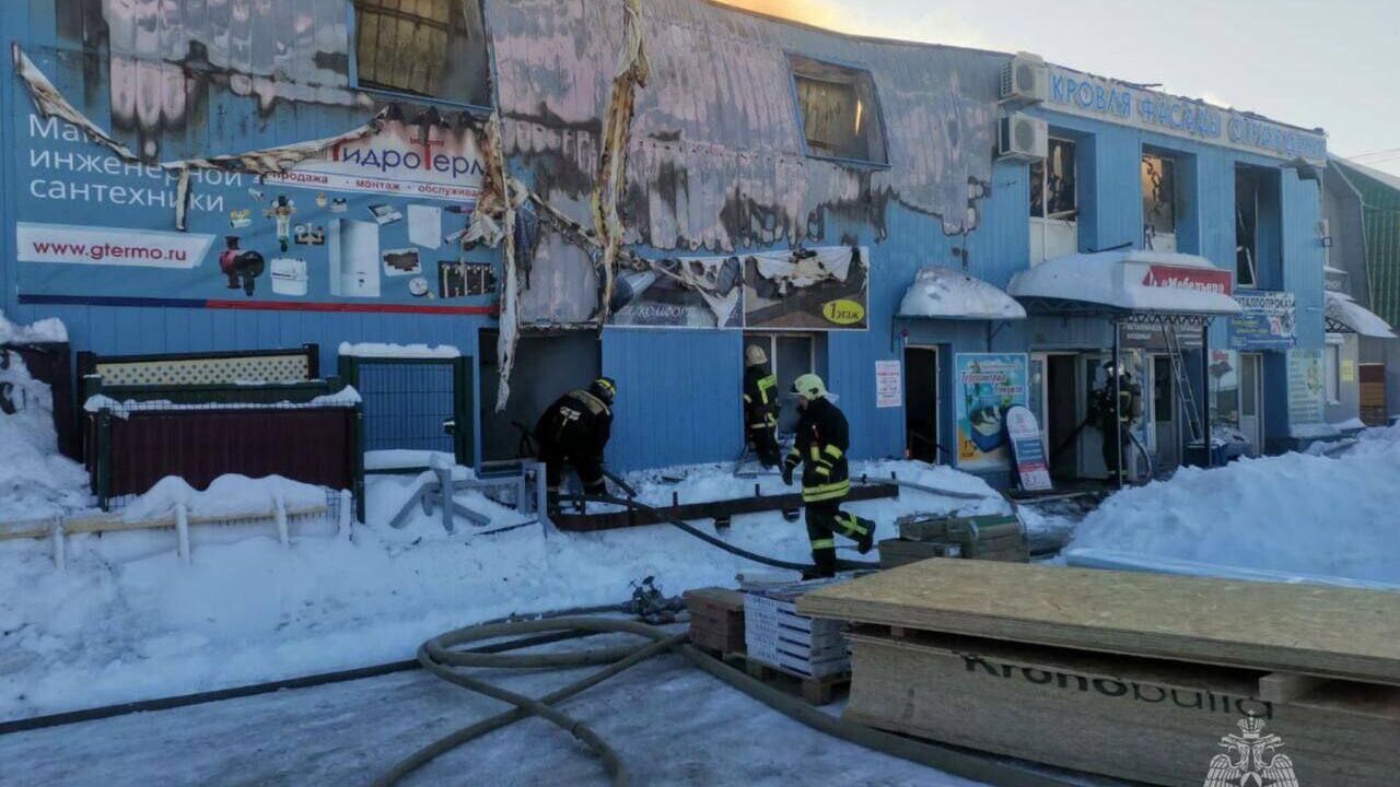 Место пожара в административно-складском здании в городе Гусь-Хрустальный Владимирской области. 21 января 2024 - РИА Новости, 1920, 22.01.2024