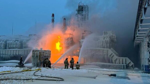 Ликвидация пожара на терминале Новатэка в Усть-Луге в Ленинградской области