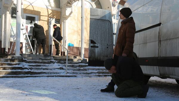 Родственники оплакивают близкого, погибшего в результате обстрела ВСУ рынка в Кировском районе Донецка. Архивное фото