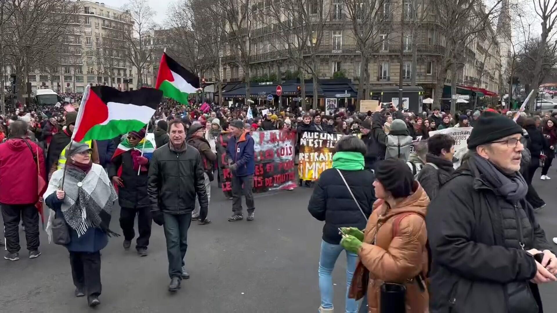 Марш в Париже против закона, ужесточающего правила иммиграции - РИА Новости, 1920, 21.01.2024