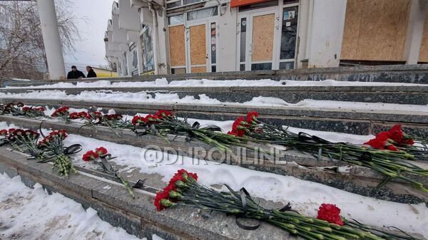 Жители Донецка несут цветы на место трагедии