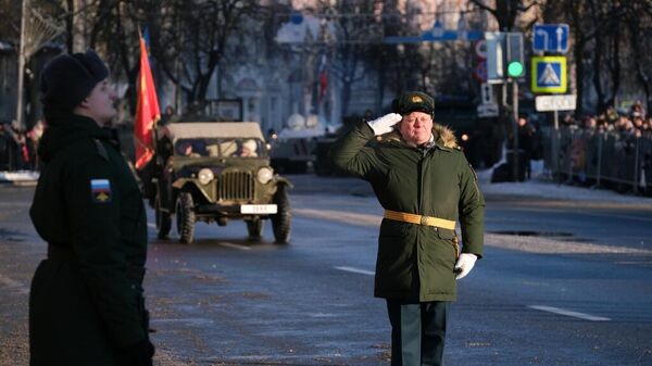 Автомобиль ГАЗ-67 открыл парад в Великом Новгороде
