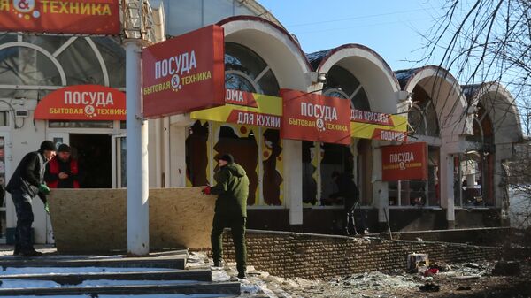 Последствия обстрела рынка в Кировском районе Донецка