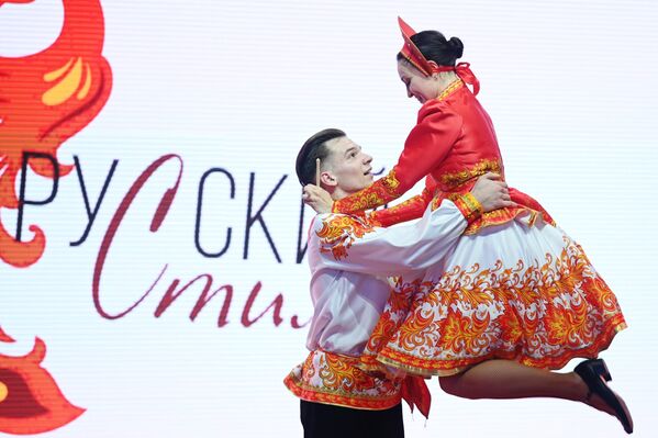 Выступление творческого танцевального коллектива Шоу-балет Русский стиль