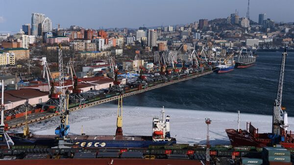 Судоходная бухта Золотой Рог во Владивостоке