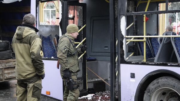 Военные у поврежденного в результате обстрела троллейбуса в Донецке. 22 января 2015