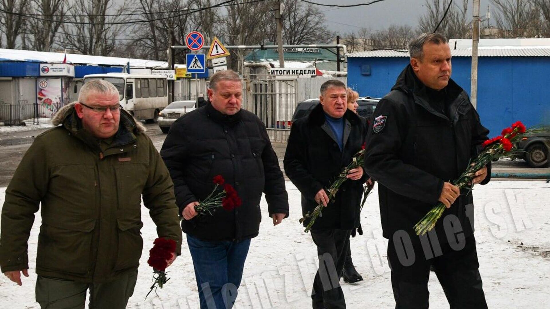 Возложение цветов к месту гибели мирных жителей в микрорайоне Текстильщик в Донецке. 22 января 2024 - РИА Новости, 1920, 22.01.2024