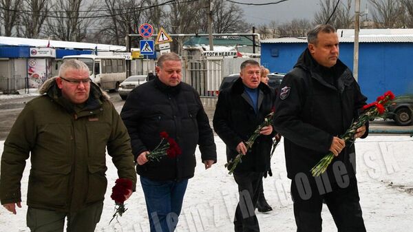Возложение цветов к месту гибели мирных жителей в микрорайоне Текстильщик в Донецке. 22 января 2024