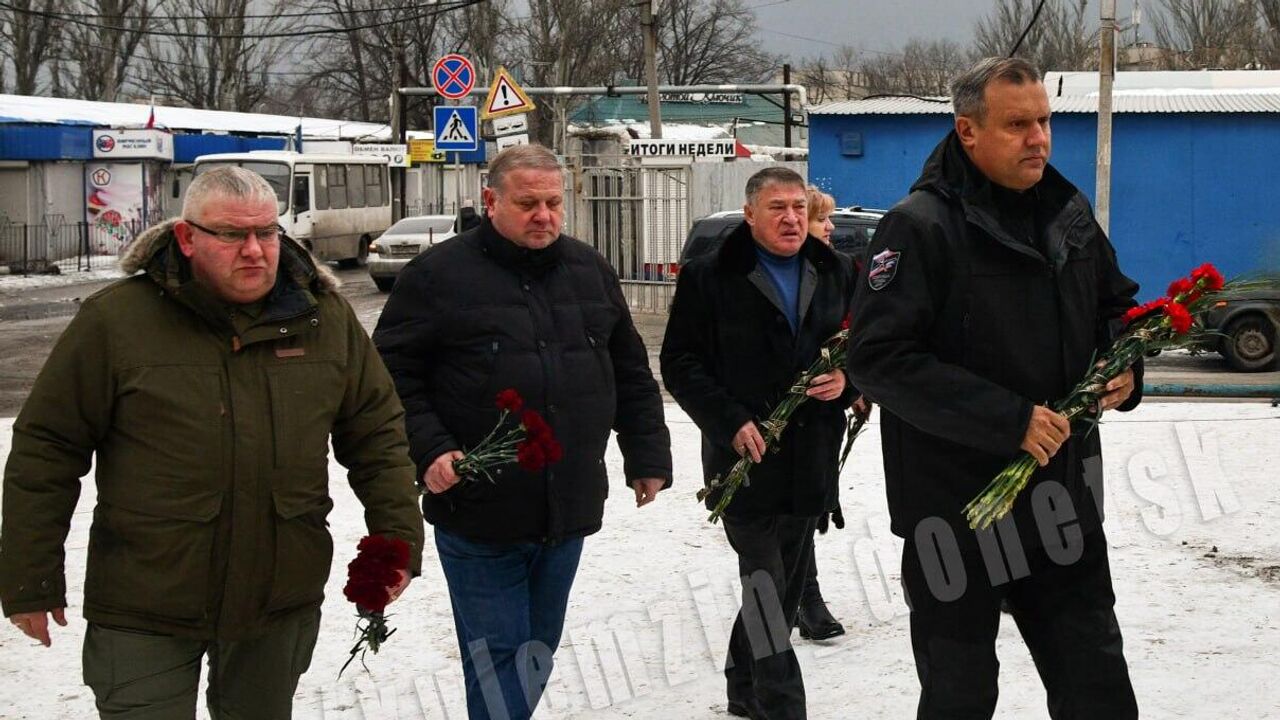 Мэр Донецка возложил цветы к месту гибели людей после воскресного обстрела  - РИА Новости, 22.01.2024