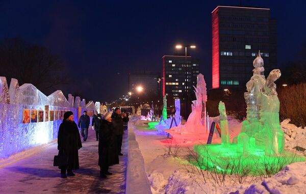 Люди осматривают ледовые скульптурные композиции, созданные участниками молодежного конкурса ледовой скульптуры Волшебный лед Сибири в рамках XVIII Зимнего суриковского фестиваля искусств в Красноярске