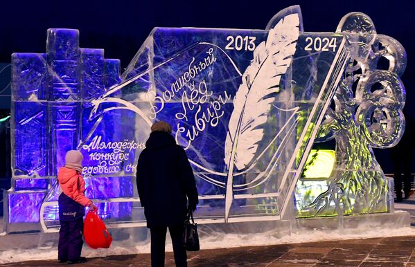 Люди осматривают ледовые скульптурные композиции, созданные участниками молодежного конкурса ледовой скульптуры Волшебный лед Сибири в рамках XVIII Зимнего суриковского фестиваля искусств в Красноярске