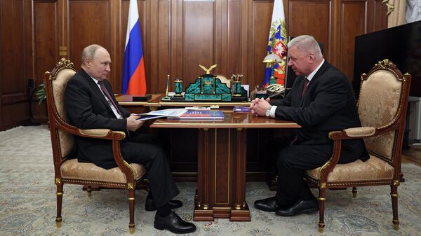 Президент РФ Владимир Путин и председатель Федерации независимых профсоюзов России Михаил Шмаков во время встречи