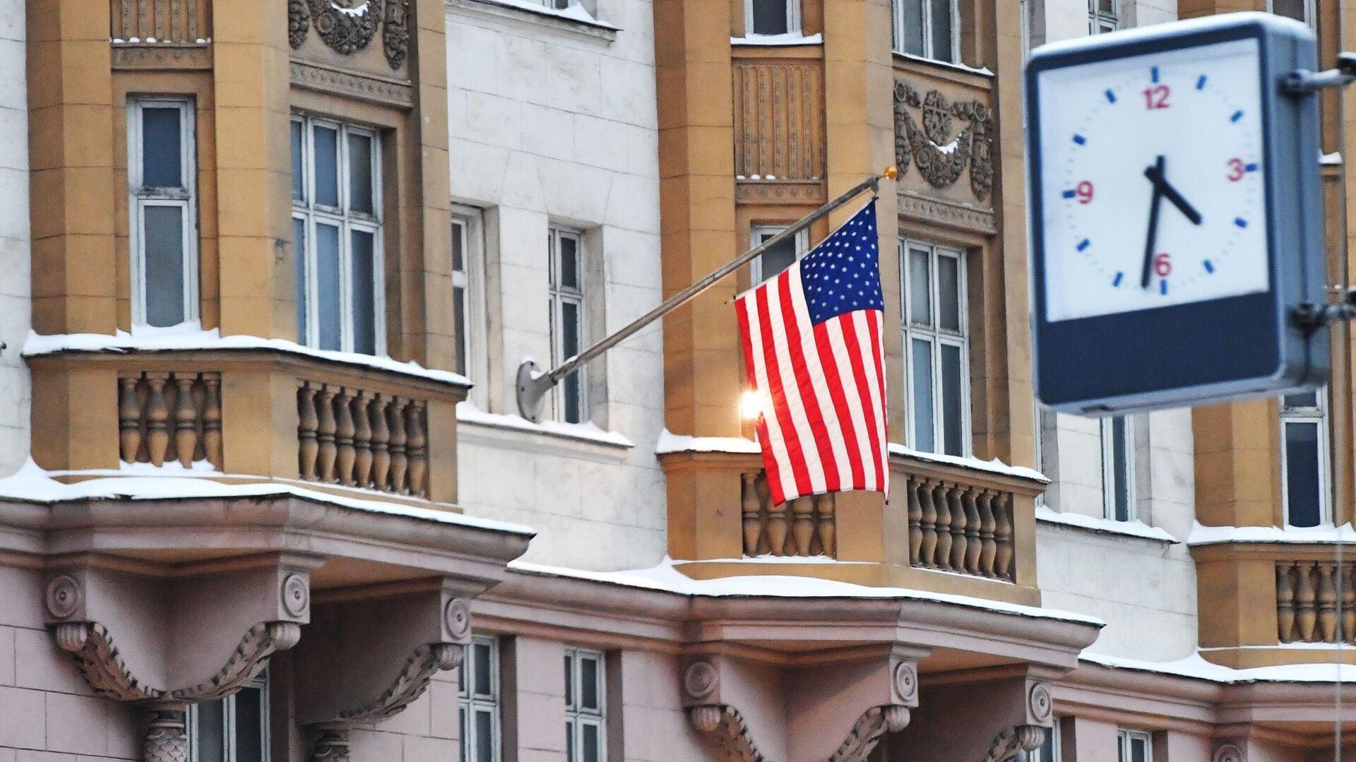 Флаг на здании посольства США в Москве - РИА Новости, 1920, 26.02.2024
