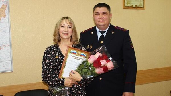 Олеся Хуснутдинова после получения благодарственного письма за содействие полиции