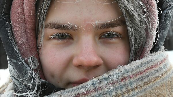 Девушка на улице в мороз