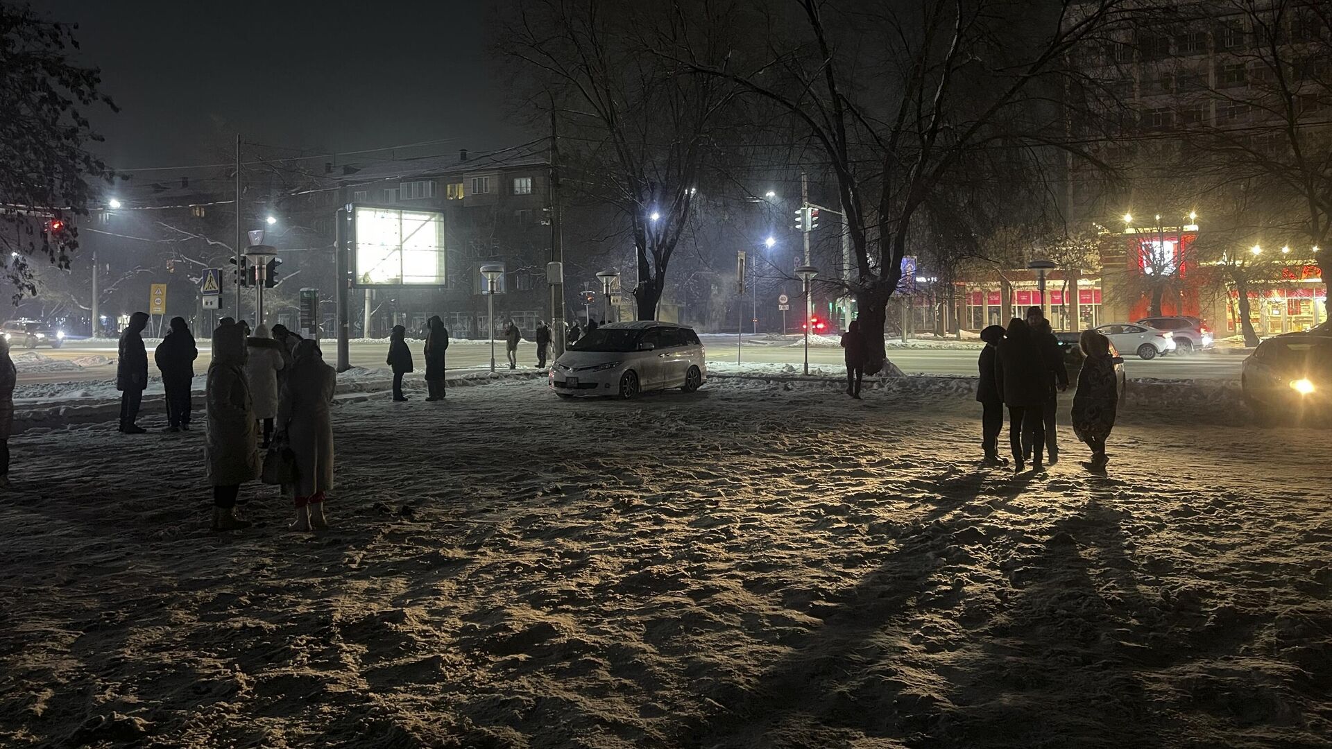 Жители Алма-Аты на улице города из-за землетрясения - РИА Новости, 1920, 23.01.2024