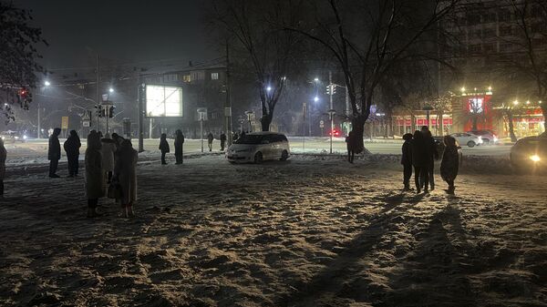 Жители Алма-Аты на улице города из-за землетрясения