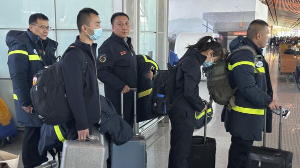 Спасатели перед вылетом из Пекина в район землетрясения на границе Китая и Киргизии