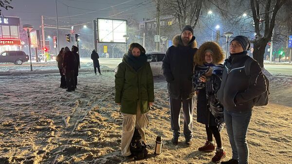 Жители Алма-Аты на улице города из-за землетрясения