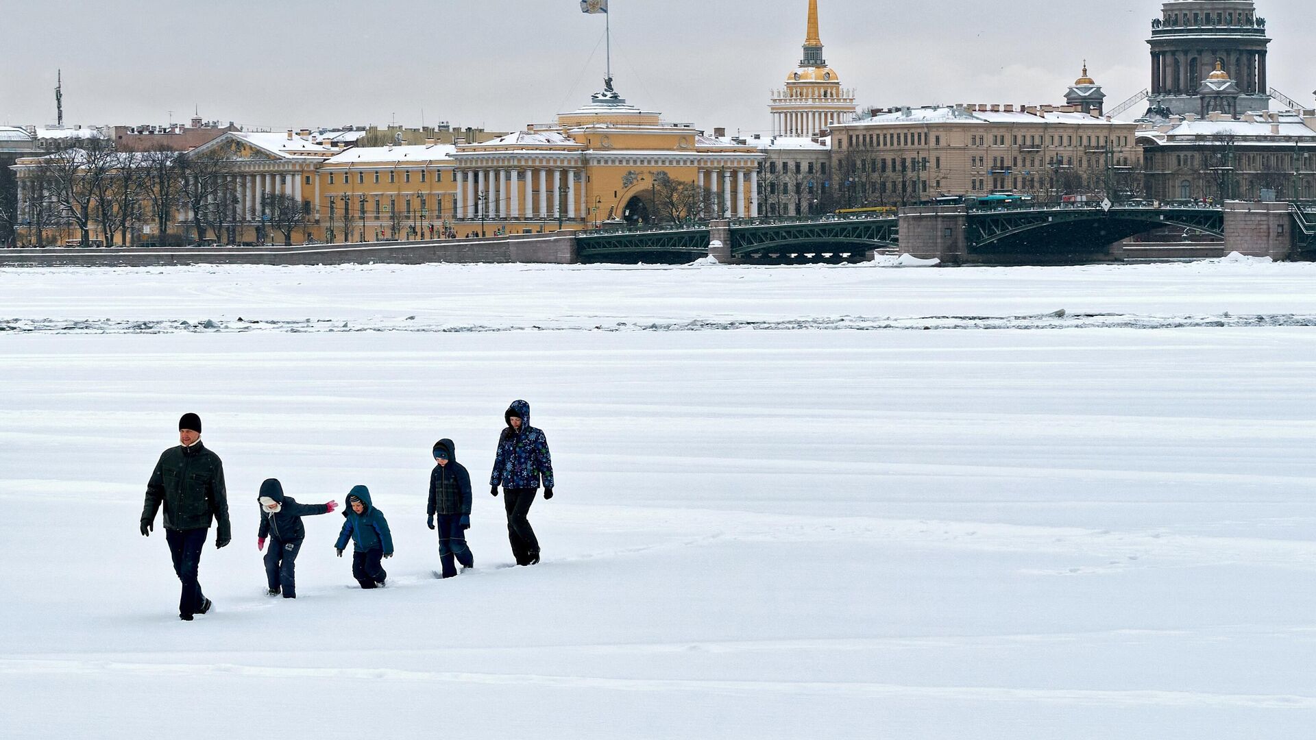 Родители с детьми идут на льду реки Невы в Санкт-Петербурге - РИА Новости, 1920, 20.03.2024