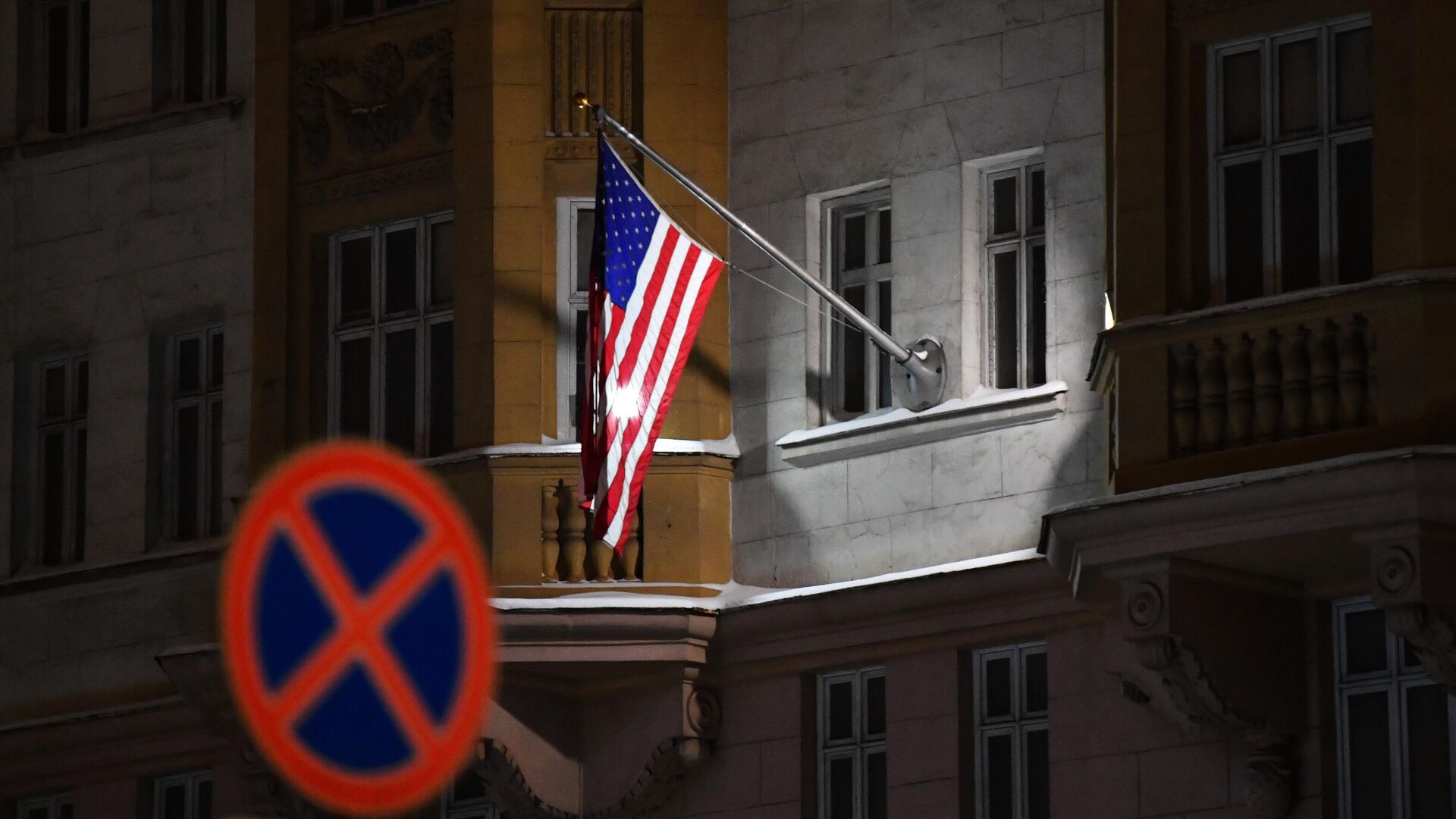 Флаг на здании посольства США - РИА Новости, 1920, 17.05.2024