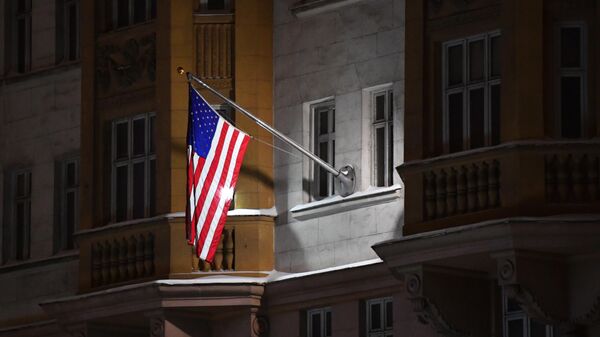 Флаг на здании посольства США в Москве. Архивное фото
