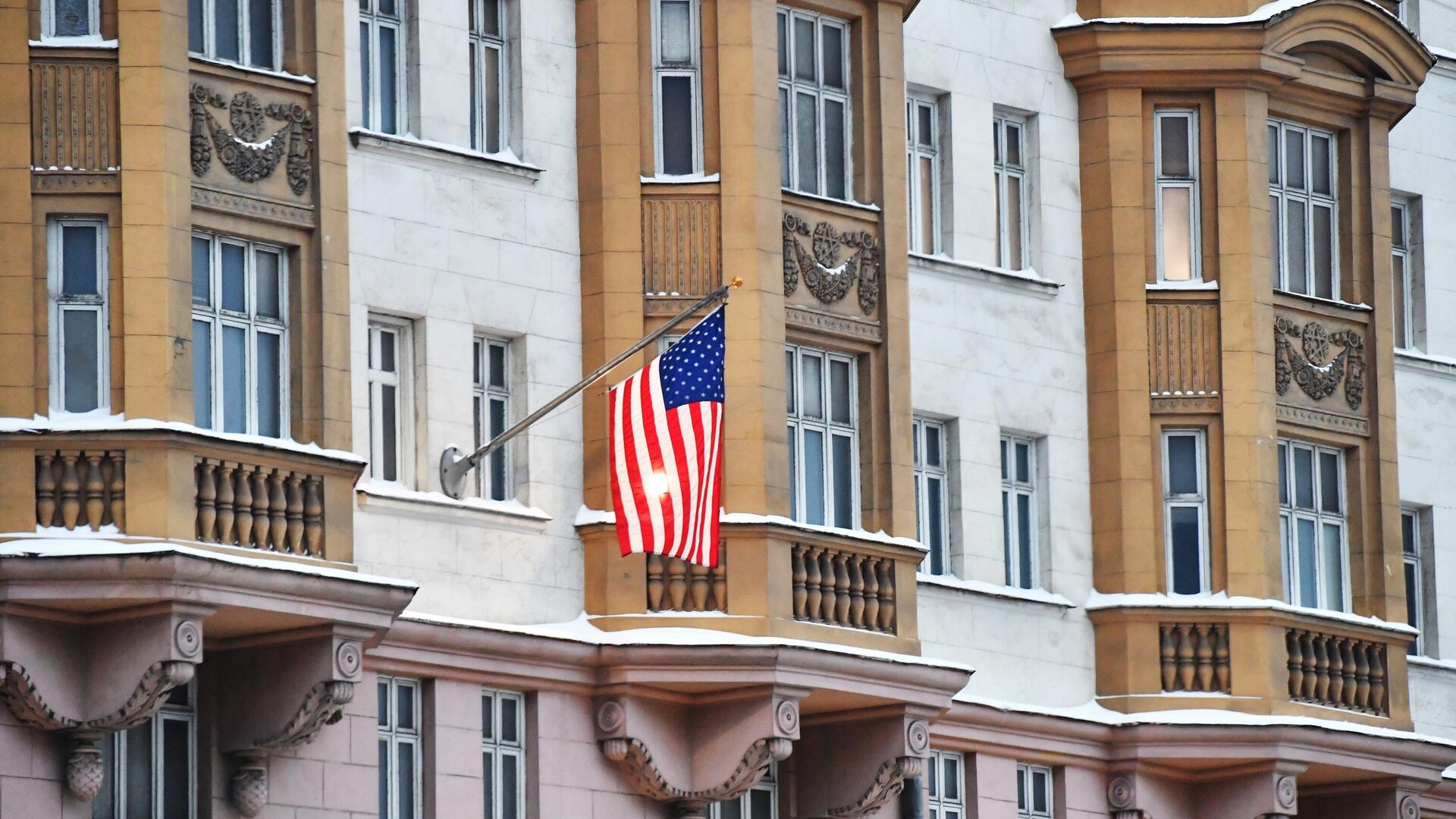 Флаг на здании посольства США в Москве - РИА Новости, 1920, 27.06.2024
