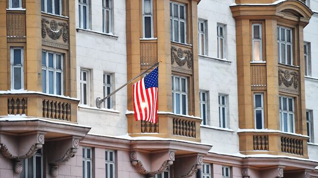 Флаг на здании посольства США в Москве