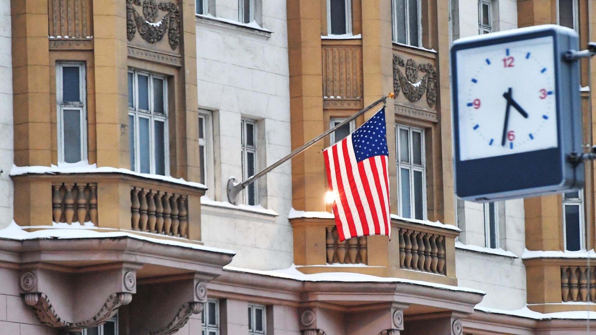 Флаг на здании посольства США в Москве - РИА Новости, 1920, 26.06.2024