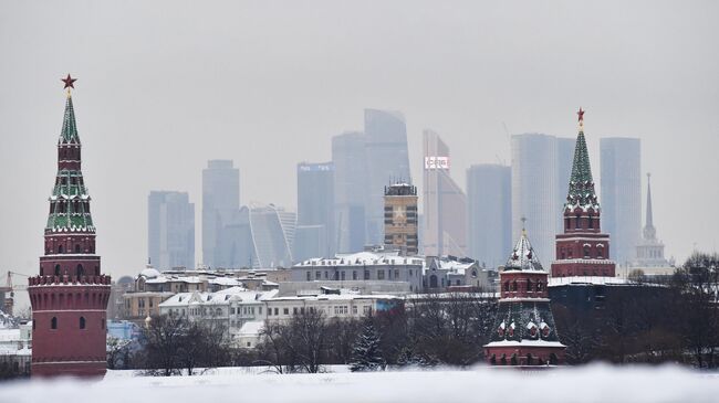 Московский Кремль и небоскребы делового центра Москва-сити