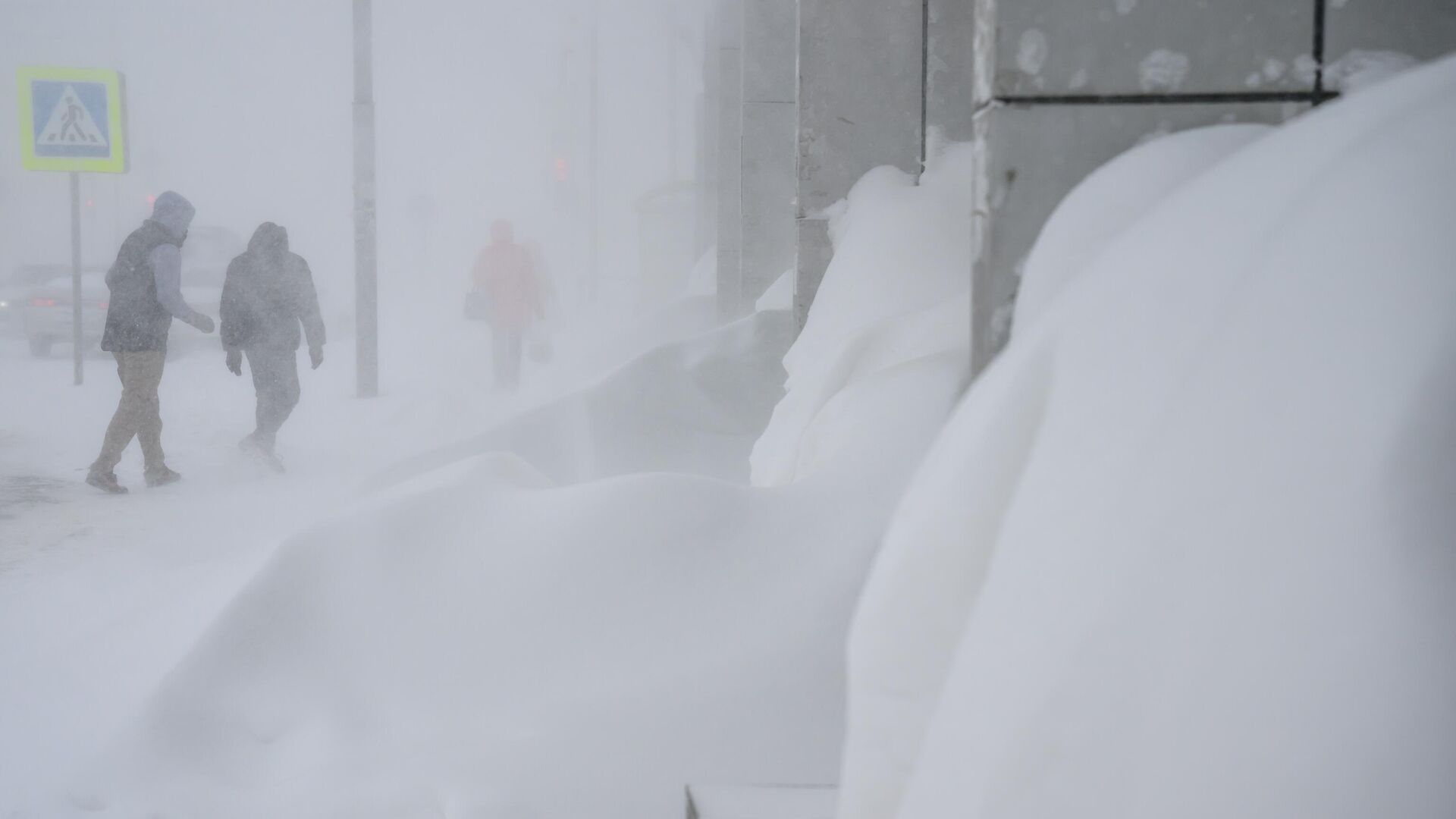 Люди на одной из улиц Южно-Сахалинска во время снегопада - РИА Новости, 1920, 22.01.2024