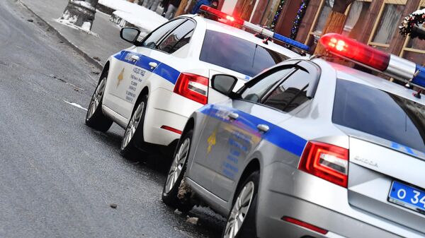 Автомобили полиции на дороге в Москве