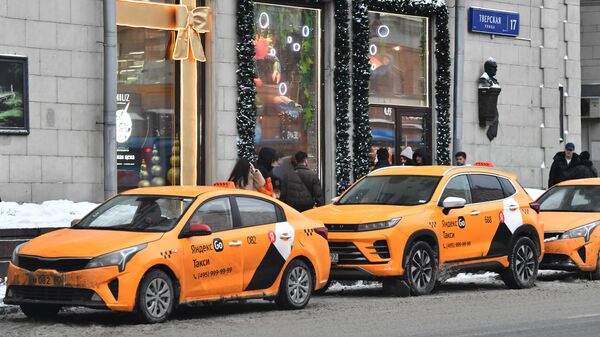 Автомобили такси на Тверской улице в Москве