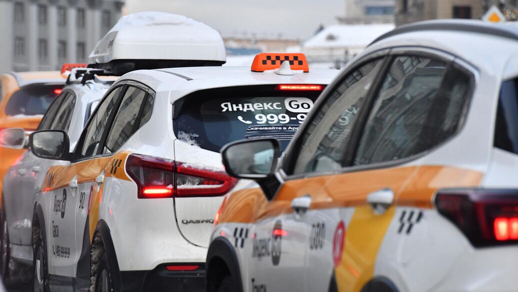 © РИА Новости / Наталья СеливерстоваПерейти в медиабанк<br>Автомобили такси стоят в пробке в Москве. Архивное фото