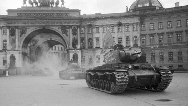 Колонна танков у арки Генерального штаба на Дворцовой площади.