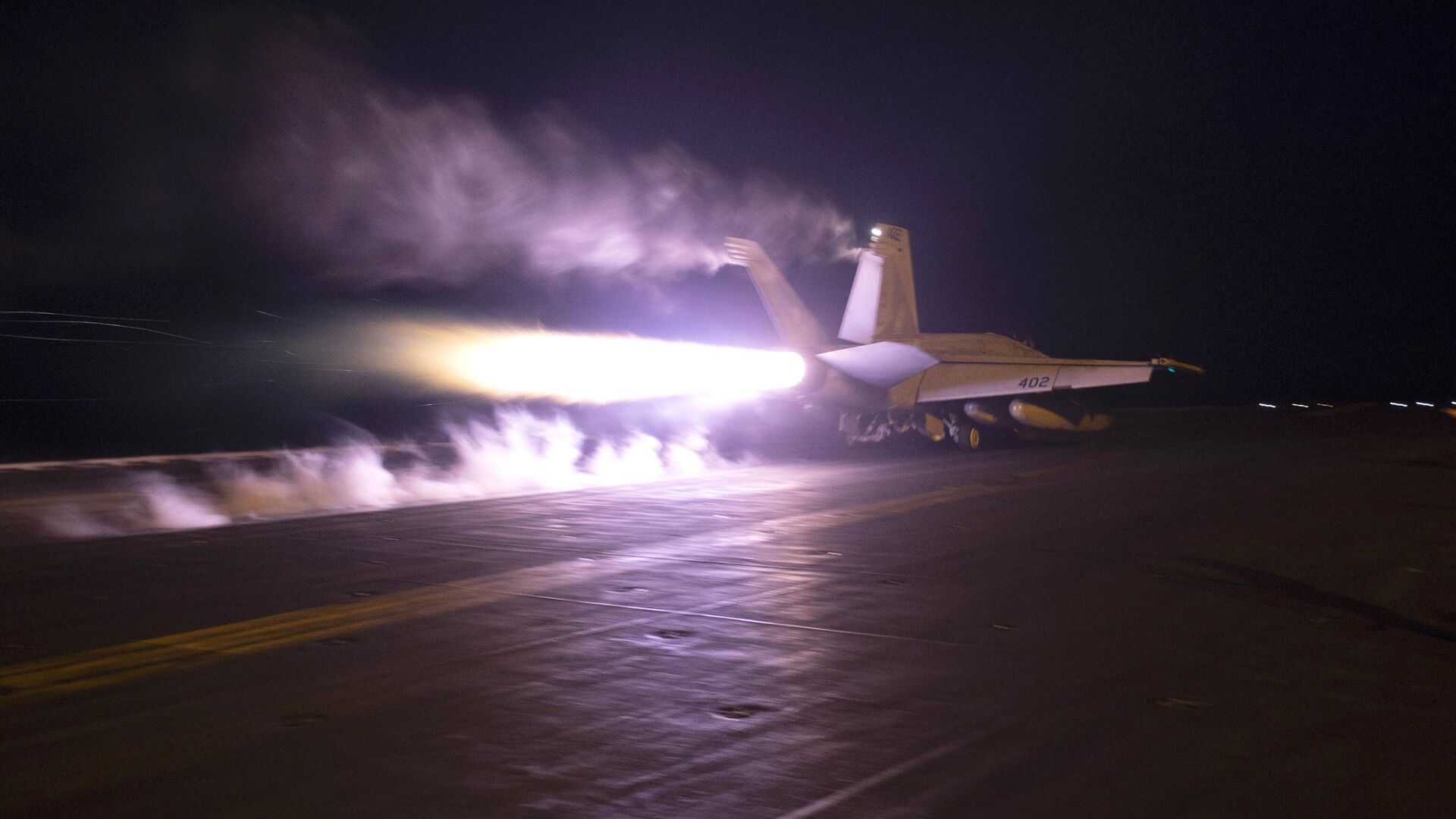 Cамолет, взлетающий с авианосца Дуайт Д. Эйзенхауэр (CVN 69) во время выполнения полетов в Красном море - РИА Новости, 1920, 27.01.2024